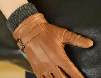 How to effectively clean leather gloves?
